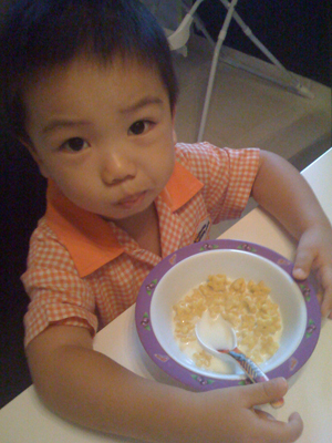 吃早餐准备去幼儿园 吃早餐准备去幼儿园